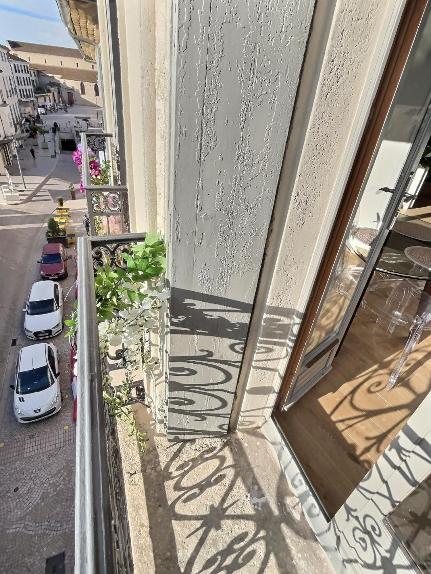 Appartement De Charme Avec Balcon Au Pied Des Commerces Beziers Exterior photo